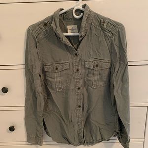 American Eagle Outfitters women’s boyfriend fit army green button up